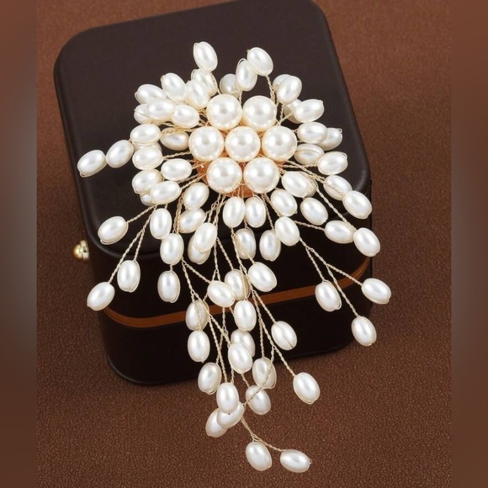 ✨NEW✨ Elegant Pearl Statement Brooch - Picture 4 of 7